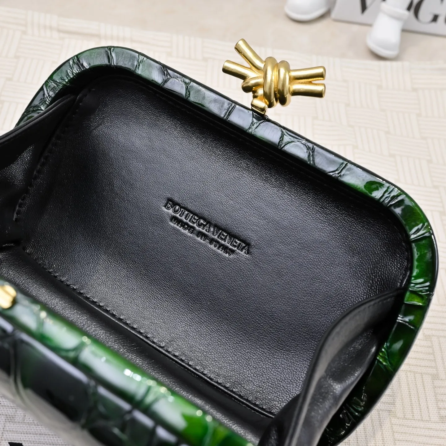 Batch 1560 #BV Knot pearlescent crocodile pattern evening bag series 🐊 Each bag reveals exquisiteness and elegance. It is made of crocodile leather with knot buckle. The leather feels super good and is unforgettable. 🐊 Crocodile pattern is a classic among classics. It looks high-end whenever you take it out ⭐️ The design is small and exquisite, low-key without logo, elegant and generous. Holding it in your hand or hanging it on your wrist will make you look more elegant and charming [Fireworks] Model: 717622 Size: 20x12x5.5